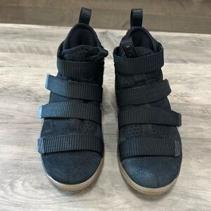 Kid’s LeBron James Basketball Shoes, Size 4Y